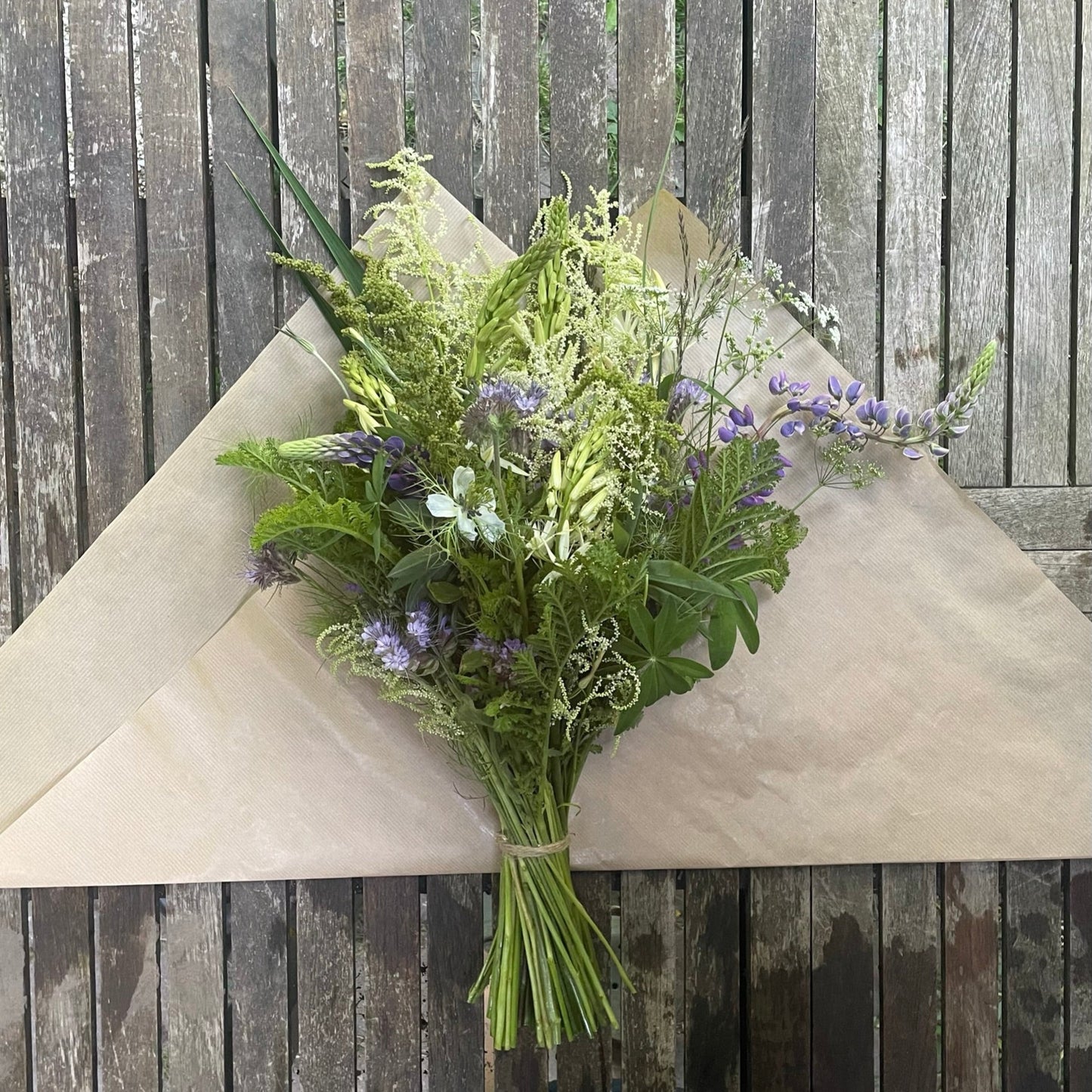 WORKSHOP🌿 Bind din egen store buket af økologiske blomster fra Fridas Have (inkl. havevandring)